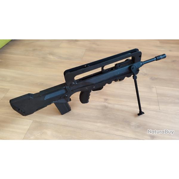 Superbe FAMAS Cybergun AEG, peu utilis