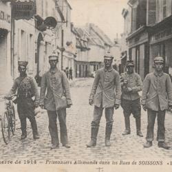 CPA - Guerre de 14-18 - "Prisonniers allemands dans les rues de SOISSONS"