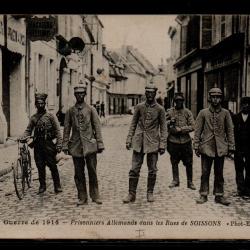 CPA - Guerre de 14-18 - "Prisonniers allemands dans les rues de SOISSONS" N°0019