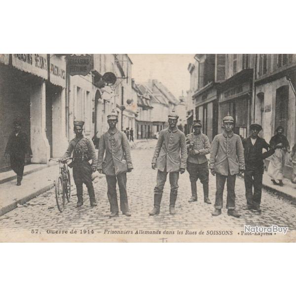 CPA - Guerre de 14-18 - "Prisonniers allemands dans les rues de SOISSONS"