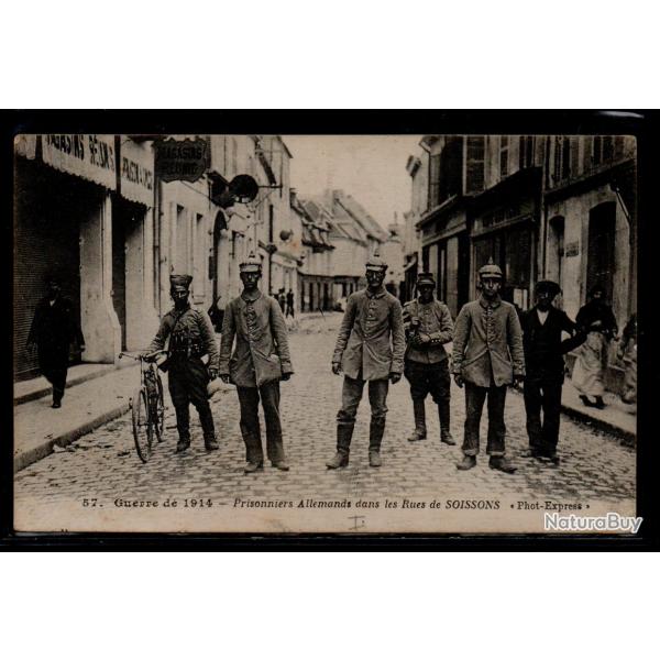 CPA - Guerre de 14-18 - "Prisonniers allemands dans les rues de SOISSONS" N0019