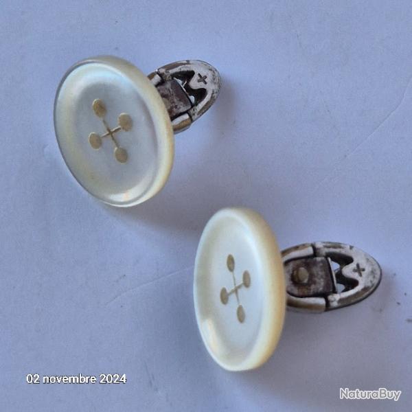 Une paire de boutons blancs anciens tailleur transform en bouton de manchette