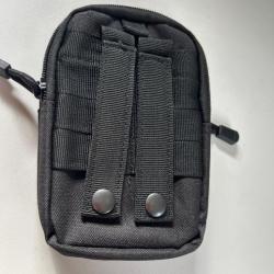 Pochette tactique pour 2 chargeurs avec 2 poches zippées et passants de ceinture. Comme neuf.