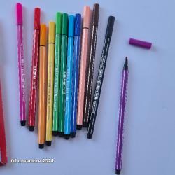 Etui en carton de 12 feutres adulte Stabilo, pointe moyenne , pen 68