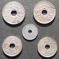 lot de 4 pièces en zinc, trouées. 10 cts 1929, 10 cts 1939, 25 cts 1930 et 25 cts 1932