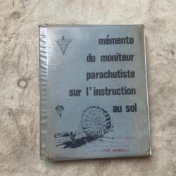 Livres Mémento du moniteur Parachutiste 1979