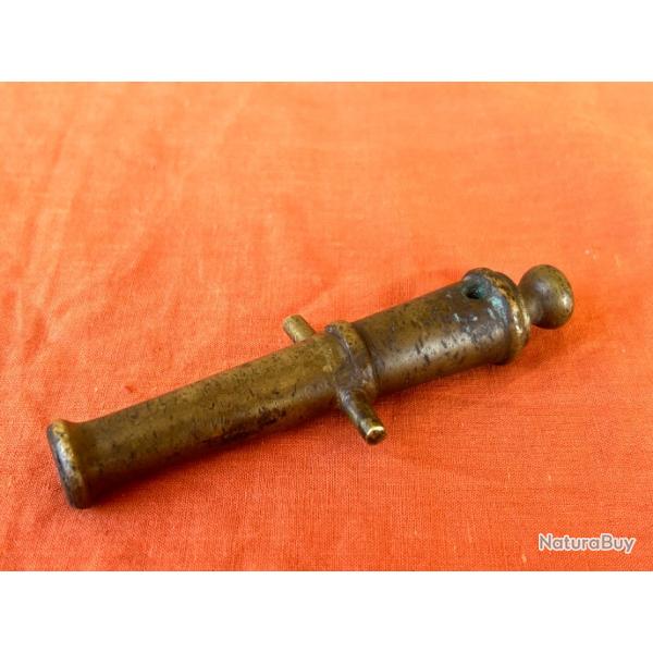 petit canon en bronze 1700 - 1800 (28 a)