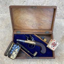 Coffret de Pistolet caché dans une boite à jeux marquetée ( Aux jeux de cartes).