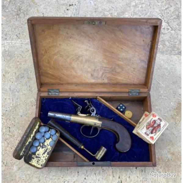 Coffret de Pistolet cach dans une boite  jeux marquete ( Aux jeux de cartes).