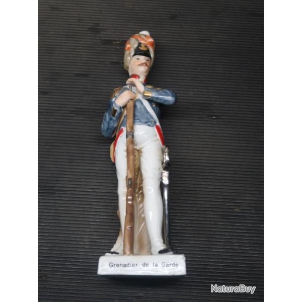 Figurine en porcelaine Grenadier de la garde 23 cm