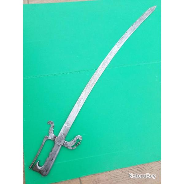 ANCIEN  SABRE  NIMCHA   TOUT  EN  ACIER  FORGE  .  GARDE  PEU  COURANTE  . BELLE PIECE  .