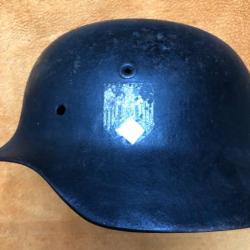 WW2 Allemagne casque modèle 40 avec insigne côté gauche