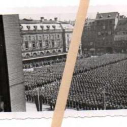 IIIe reich ,troupes au garde à vous sur une place , façade pavoisée photo lieu inconnu