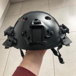 Casque airsoft avec fixation latérales picatinny