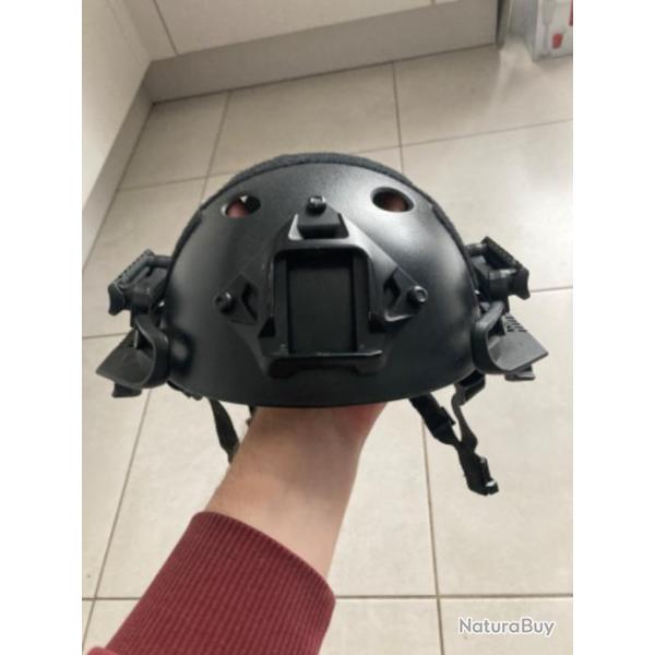 Casque airsoft avec fixation latrales picatinny