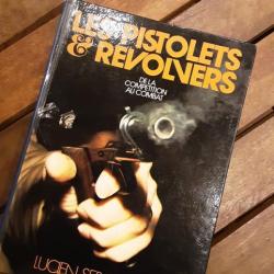 Livre les pistolets et revolvers