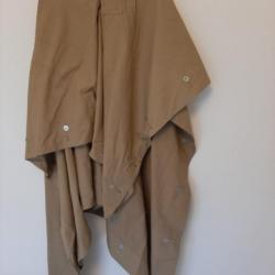 Poncho militaire français assez rare de la période Guerre d'Algérie authentique.