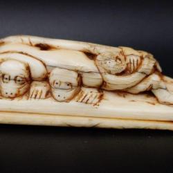 NETSUKE 18è FAMILLE DE SINGE SUR UN RADEAU DE BAMBOUS JAPON PERIODE EDO Collection Japon XVIIIè