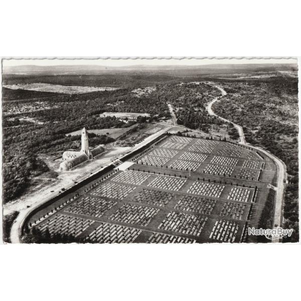 CPSM MILITARIA  -  VERDUN  - VUE ARIENNE  -  OSSUAIRE ET CIMETIRE DE DOUAUMONT