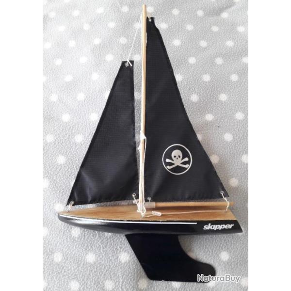 PIRATE BOAT SAILBOAT Basin English POND BOAT YACHT UNE  lgende VOILIER de bassin bateau a voiles?