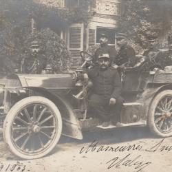 CPA UN GROUPE MILITAIRE DANS AUTOMOBILE