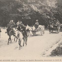 CPA -LA grande guerre  spahis marocains traversant la foret de compiegne