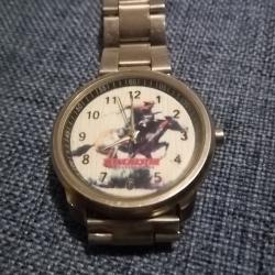 Montre avec bracelet acier et logo