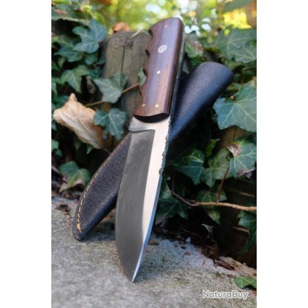 Couteau de Chasse Bushcraft Lame Acier Carbone 1055 Manche Bois Etui Nylon Fabrication Artisanale