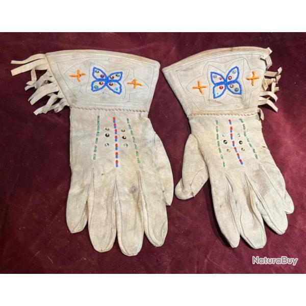 Ancienne paire de gants originaux indien des plaines perles