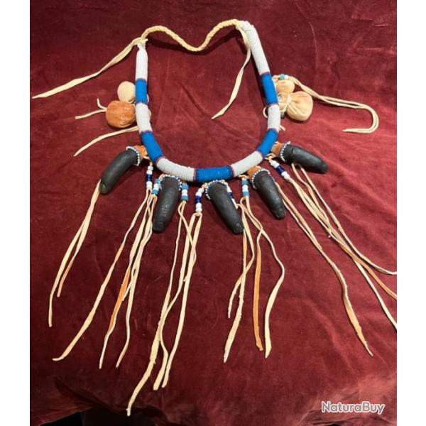 Superbe rplique de collier Cheyenne indien des plaines perlage et doigts humains (rpliques)