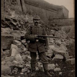 CPA - LONGWY HAUT Sentinelle dans les Remparts N°0011