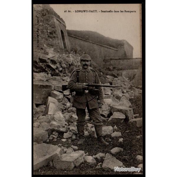 CPA - LONGWY HAUT Sentinelle dans les Remparts N0011