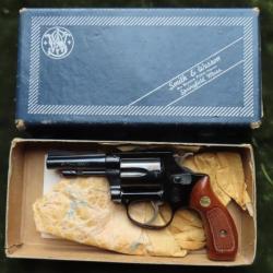 Revolver Smith & Wesson calibre 38 modèle 37 "airweight" dans sa boite.