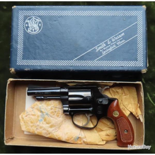 Revolver Smith & Wesson calibre 38 modle 37 "airweight" dans sa boite.