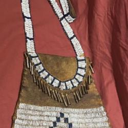 Magnifique sac indien des plaines perlé ancien très patiné sioux