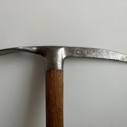 Beau piolet suisse professionnel vers 1950-60