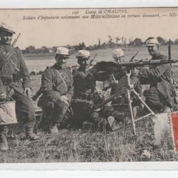 CPA 51 Camp de CHALONS Soldats d'Infanterie actionnant une Mitrailleuse en terr