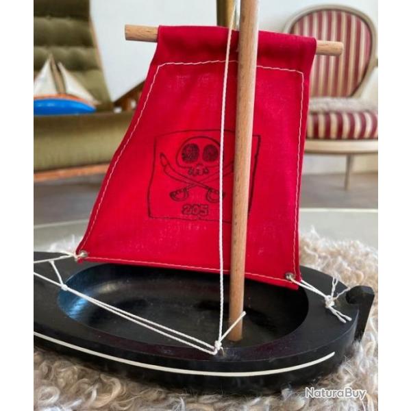 Canot bretton  en bois massif voile coton Made in France Intact collection ou pour jouer au PIRATE