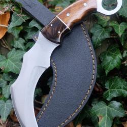 Couteau Karambit Lame Acier Carbone 1055 Manche Bois/Résine Etui Nylon Fabrication Artisanale