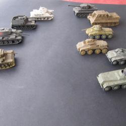 LOT  37 modéles réduits  ROCCO tanks et vehicules WW2. Le lot est composé de 37 articles