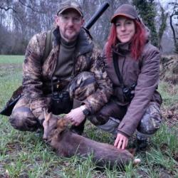 La chasse du muntjac avec un monde de chasse