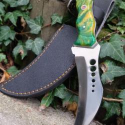 Couteau Karambit Lame Acier Carbone 1055 Manche Résine Camo Etui Nylon Fabrication Artisanale