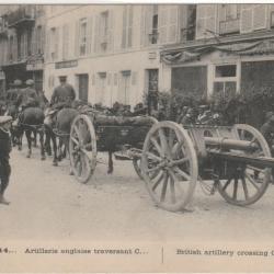 CPA Artillerie Anglaise traversant le ville