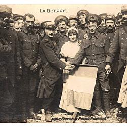 Guerre 14-18 - Anglais,  Écossais, Français fraternisant - carte postale