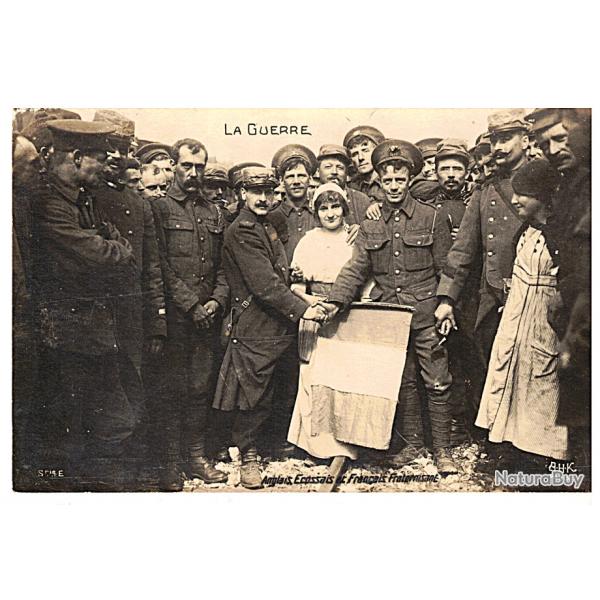 Guerre 14-18 - Anglais,  cossais, Franais fraternisant - carte postale