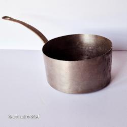 Casserole artisanale vintage en inox pure avec manche en laiton, estampillée SPMC