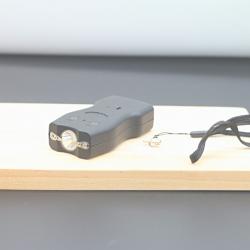 Shocker - Taser - Mod 102B - 3 000 000 V - avec dragonne de sécurité - lampe intégrée et housse