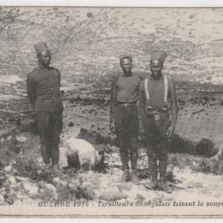 CPA - LA GUERRE DE 1914 TIRAILLEURS SENEGALAIS FAISANT LA SOUPE