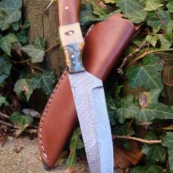 Big Skinner Couteau de Chasse Damas Lame Trailing Point 256 Couches Manche Bois/OS Fab Artisan Etui