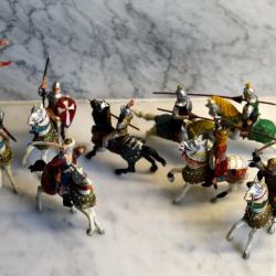 Lot de 8 figurines de chevaliers du moyen-âge